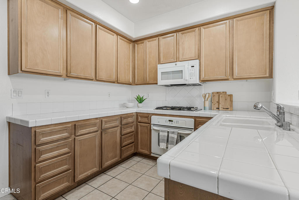 2916 Esperanza Way, Unit F Simi Valley, CA 93063 - Photo 9 of 46