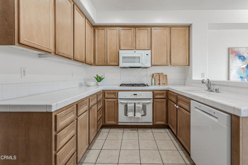 2916 Esperanza Way, Unit F Simi Valley, CA 93063 - Photo 10 of 46