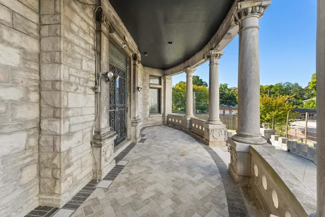 a view of a building with entryway and a window