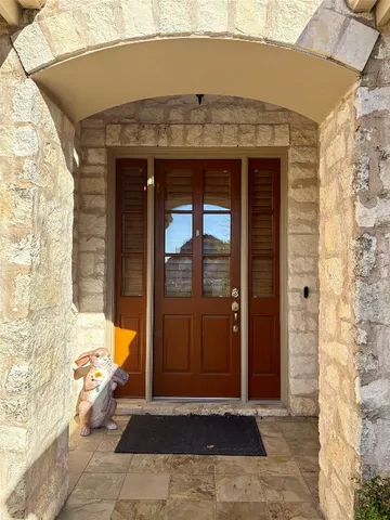 a view of entryway with a outdoor space