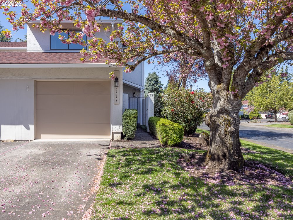 3318 Northeast 29th Street Gresham, OR 97030 - Photo 2 of 32 a front view of a house with garden