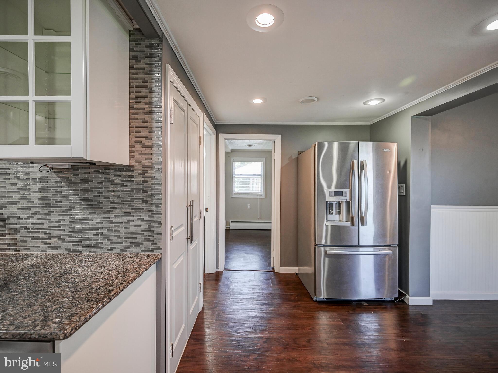 2512 Barrison Point Road Baltimore, MD 21221 - Photo 13 of 44
