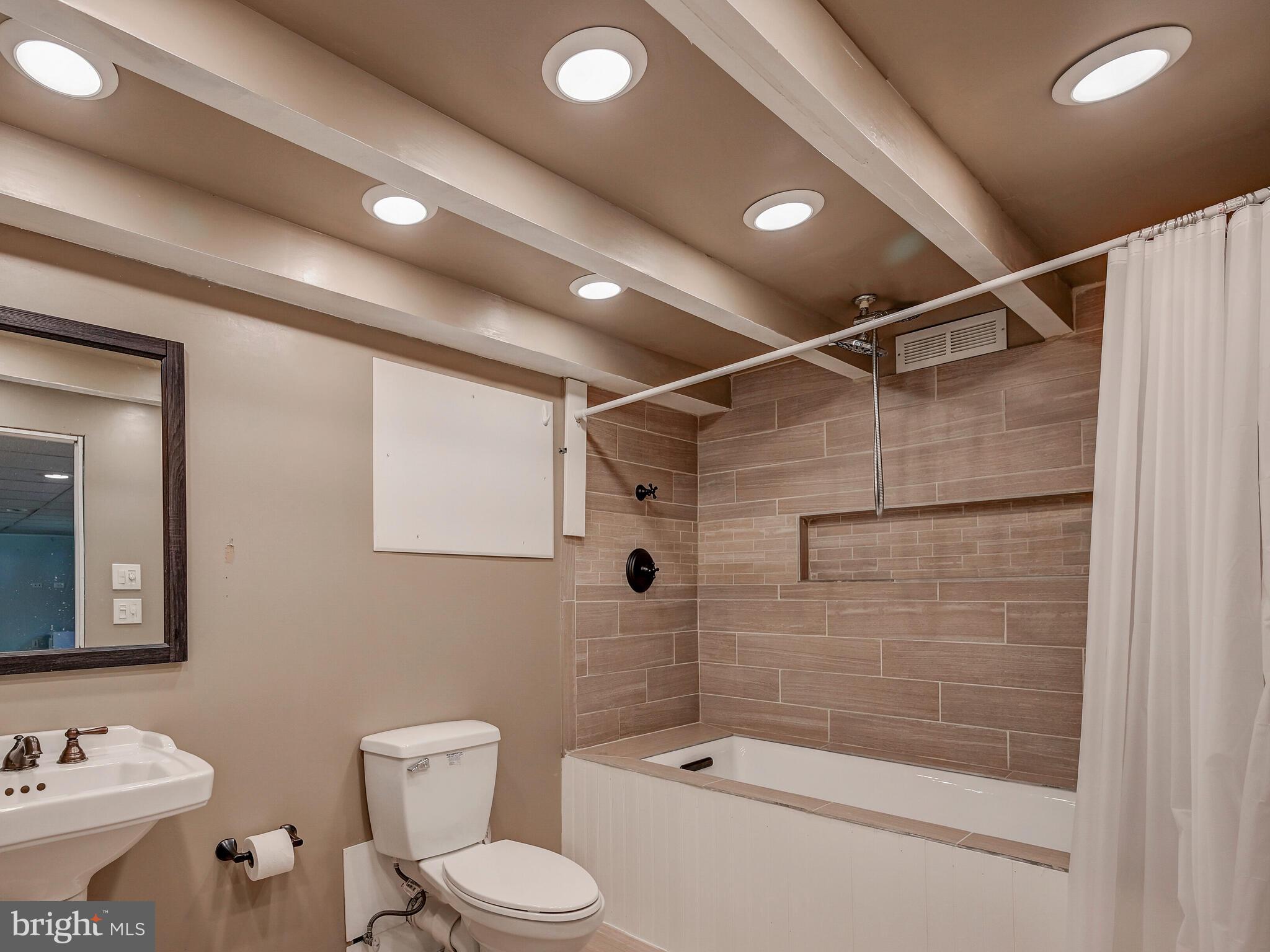 2512 Barrison Point Road Baltimore, MD 21221 - Photo 26 of 44 Bathroom 2 with tub