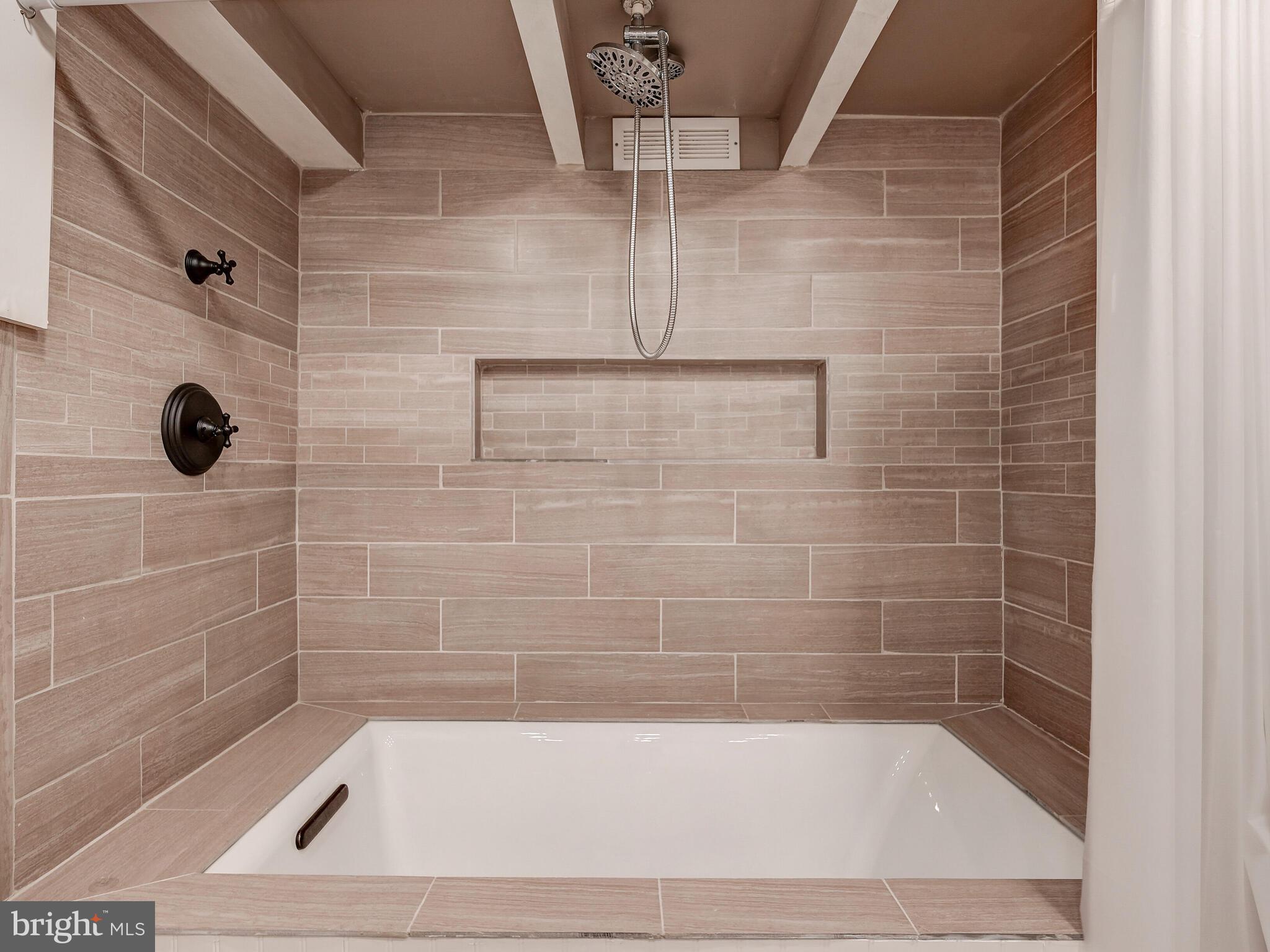 2512 Barrison Point Road Baltimore, MD 21221 - Photo 27 of 44 Perfect for a bubble bath