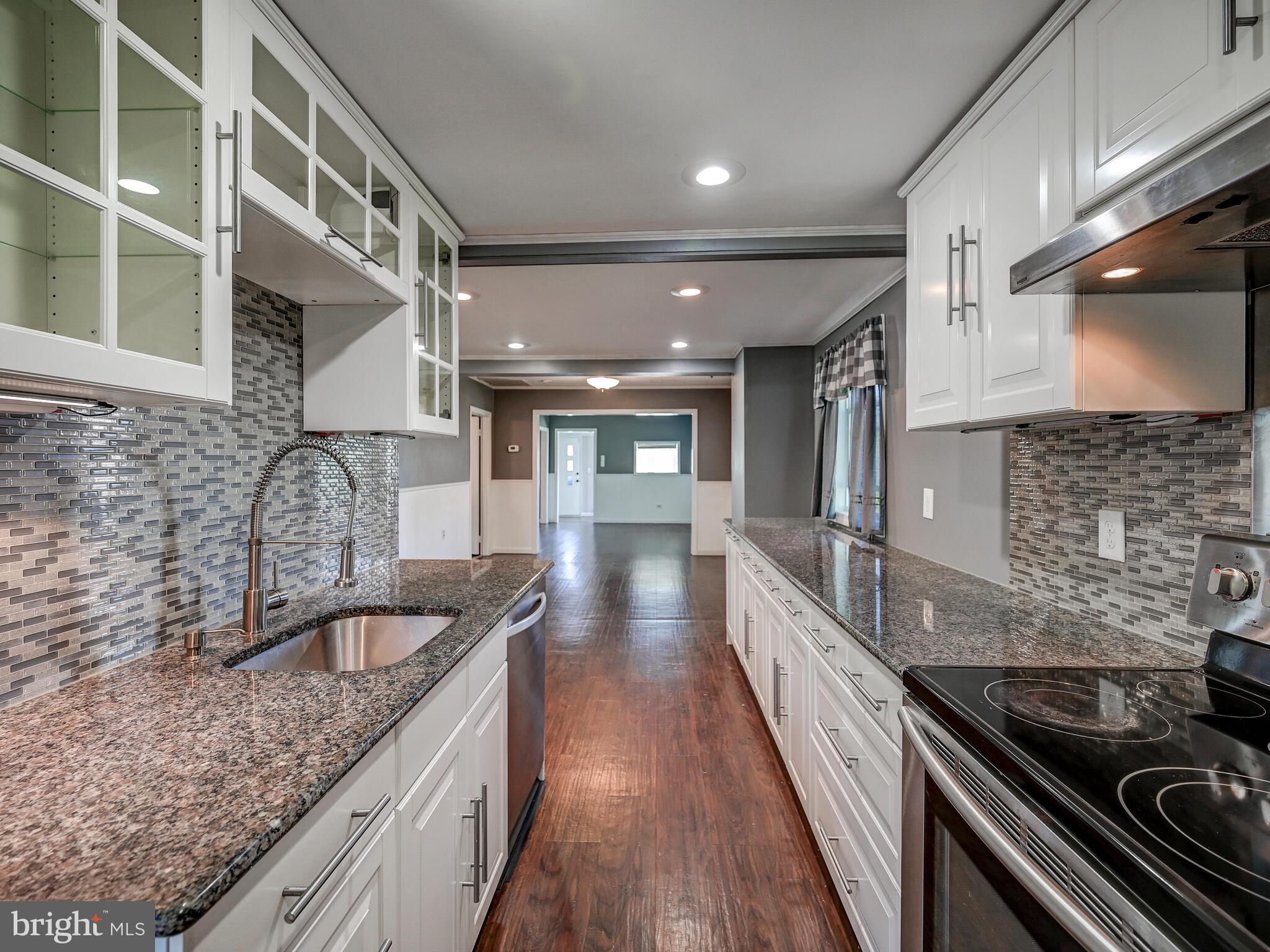 2512 Barrison Point Road Baltimore, MD 21221 - Photo 7 of 44 Kitchen with plenty of counter space