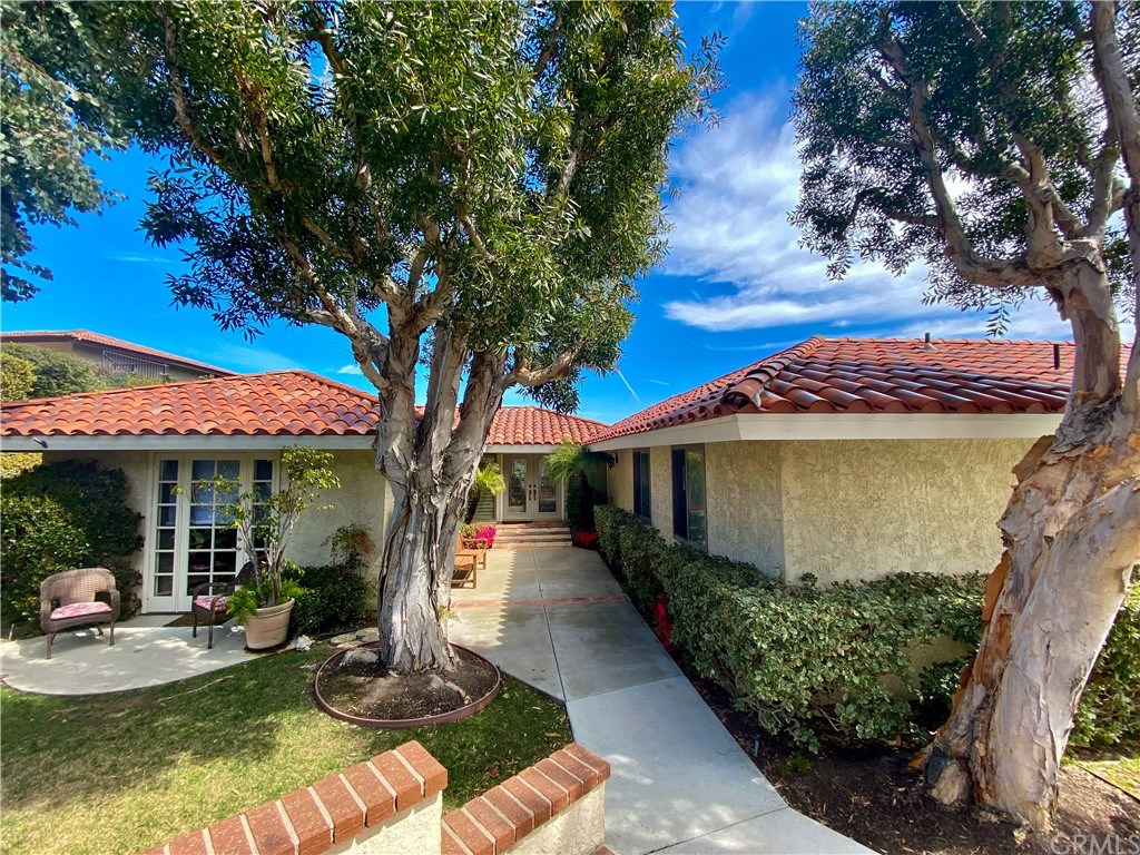 Enjoy Your New Home with amazing views and ocean breezes, private location on a cul-de-sac