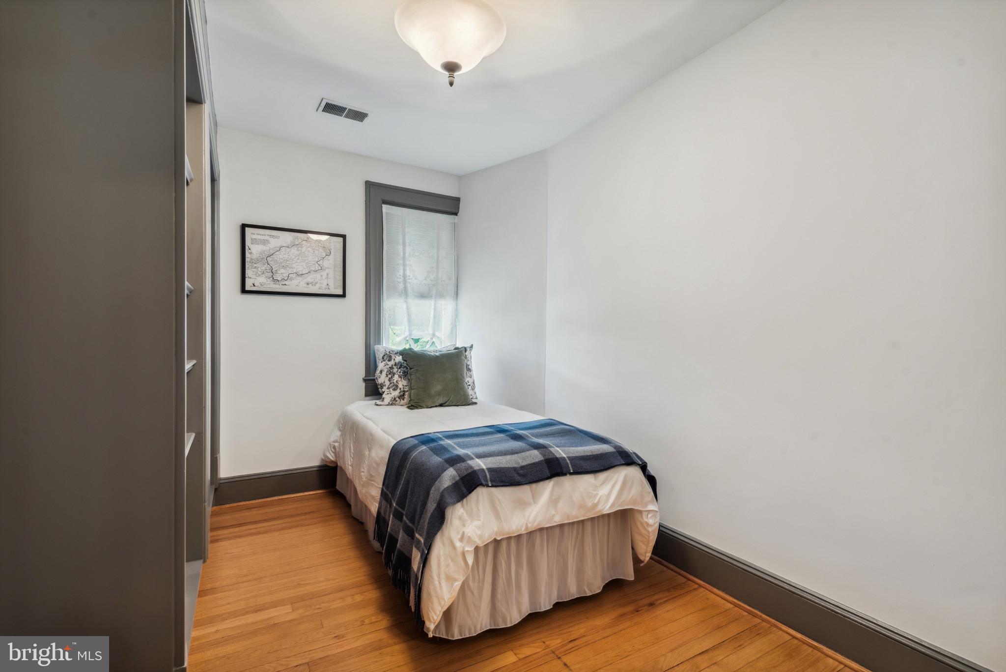 401 Hopkins Road Baltimore, MD 21212 - Photo 22 of 63 a bedroom with a bed and a painting on the wall