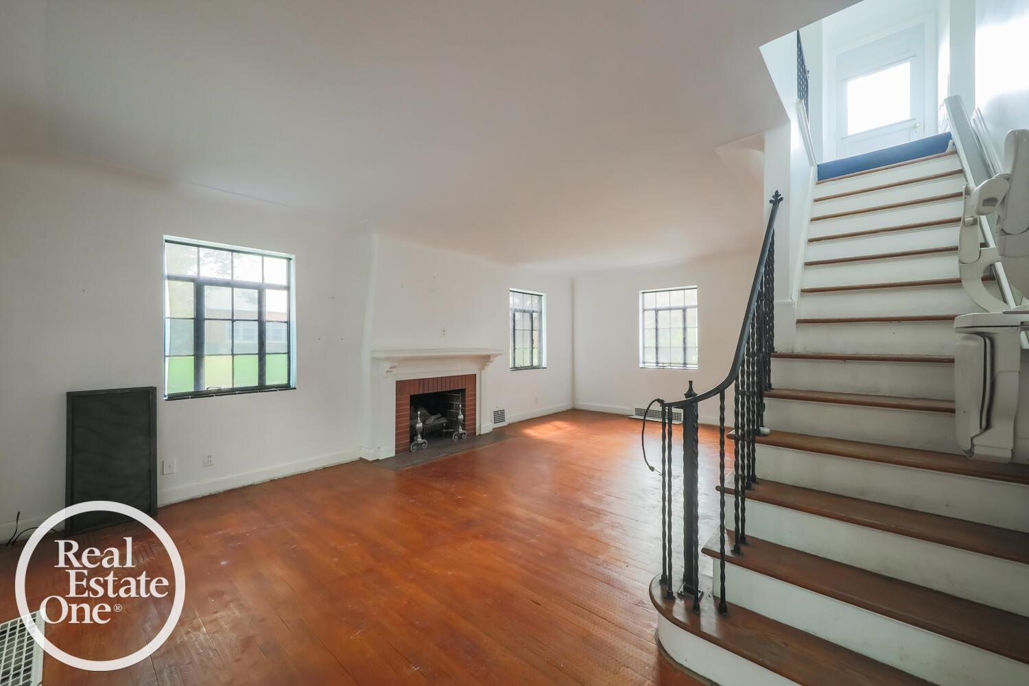 301 Kerby Road Grosse Pointe, MI 48236 - Photo 3 of 23 50152051-a99ea691-9a90-4cf1-8210-38c1c948d2e3.JPG