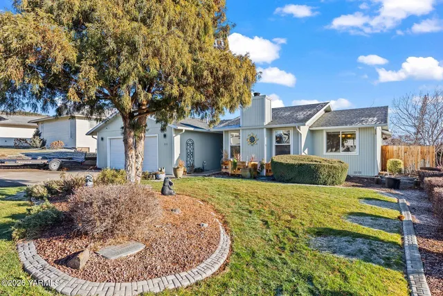 a view of a house with backyard