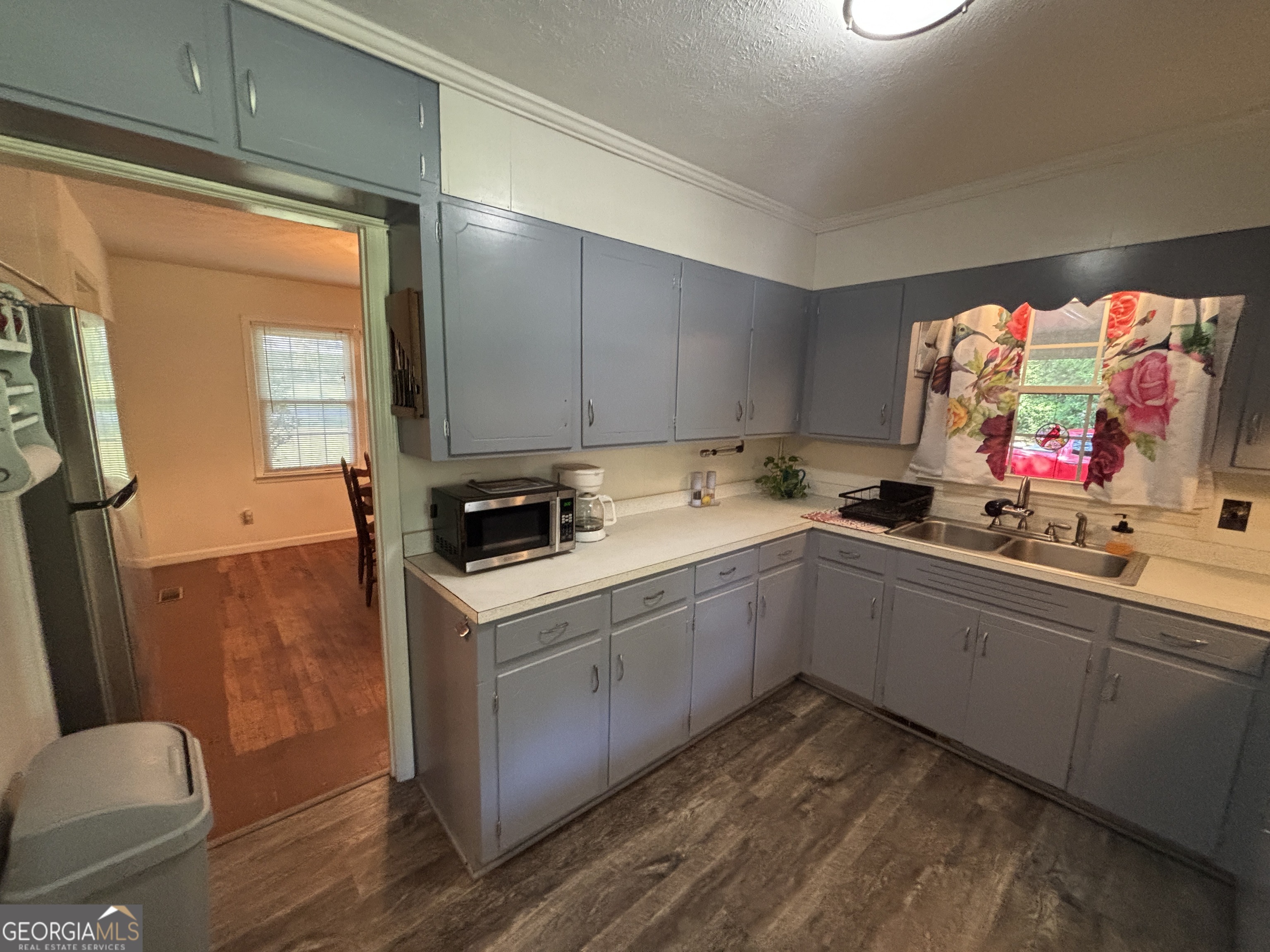 152 Crest Drive Cochran, GA 31014 - Photo 10 of 54 a kitchen that has a sink and a stove in it