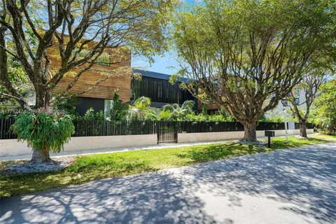 a view of a yard in front of a house