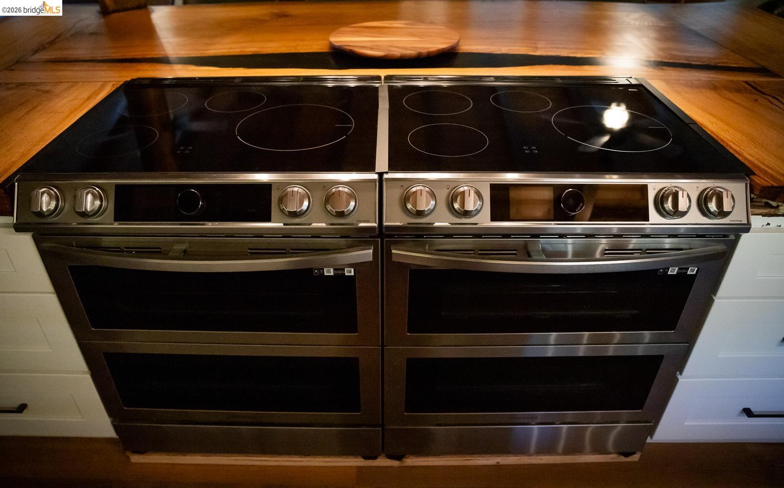 18399 Lime Kiln Road Sonora, CA 95370 - Photo 9 of 36 Dual stainless steel range ovens with smooth cooktop surfaces