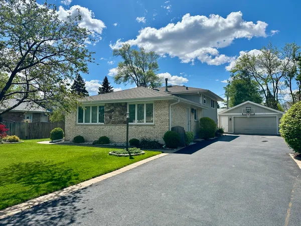 $3,800 | 130 Bonnie Brae Avenue, Mount Prospect, IL 60056