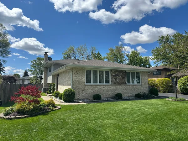 $3,800 | 130 Bonnie Brae Avenue, Mount Prospect, IL 60056