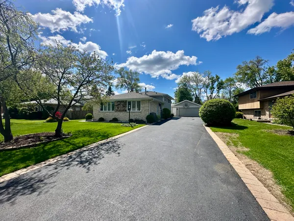 $3,800 | 130 Bonnie Brae Avenue, Mount Prospect, IL 60056
