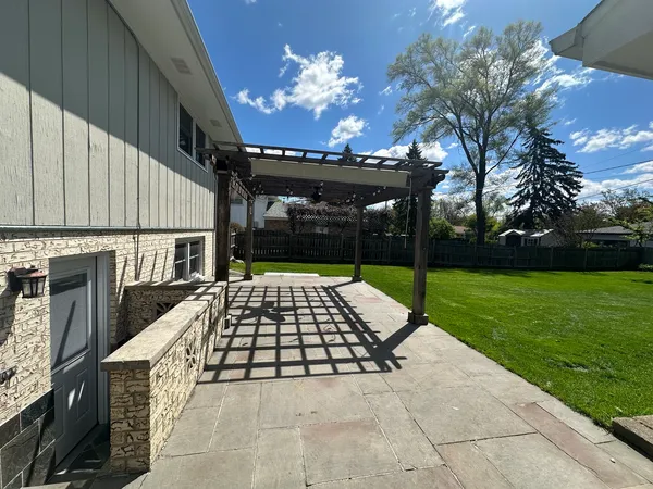 $3,800 | 130 Bonnie Brae Avenue, Mount Prospect, IL 60056