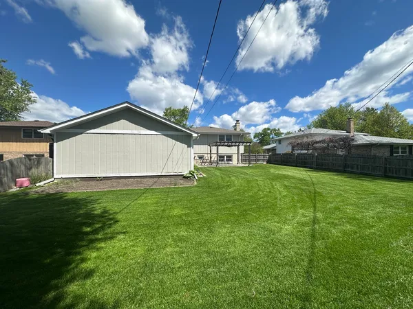 $3,800 | 130 Bonnie Brae Avenue, Mount Prospect, IL 60056