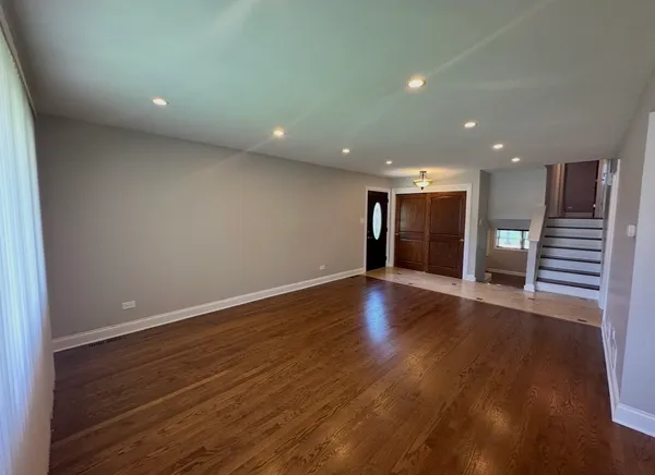 $3,800 | 130 Bonnie Brae Avenue, Mount Prospect, IL 60056