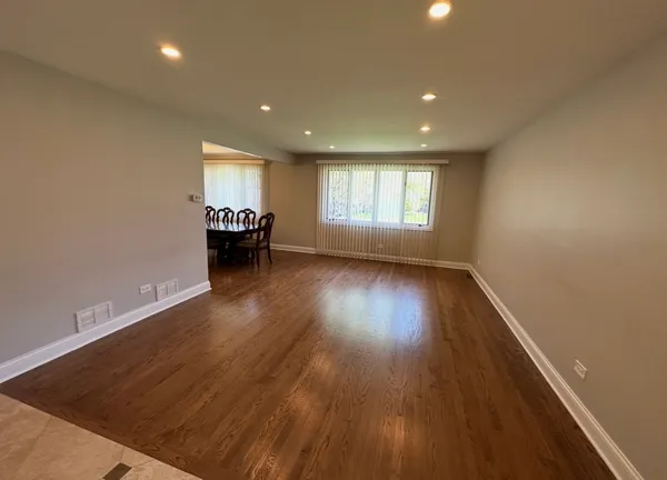 $3,800 | 130 Bonnie Brae Avenue, Mount Prospect, IL 60056