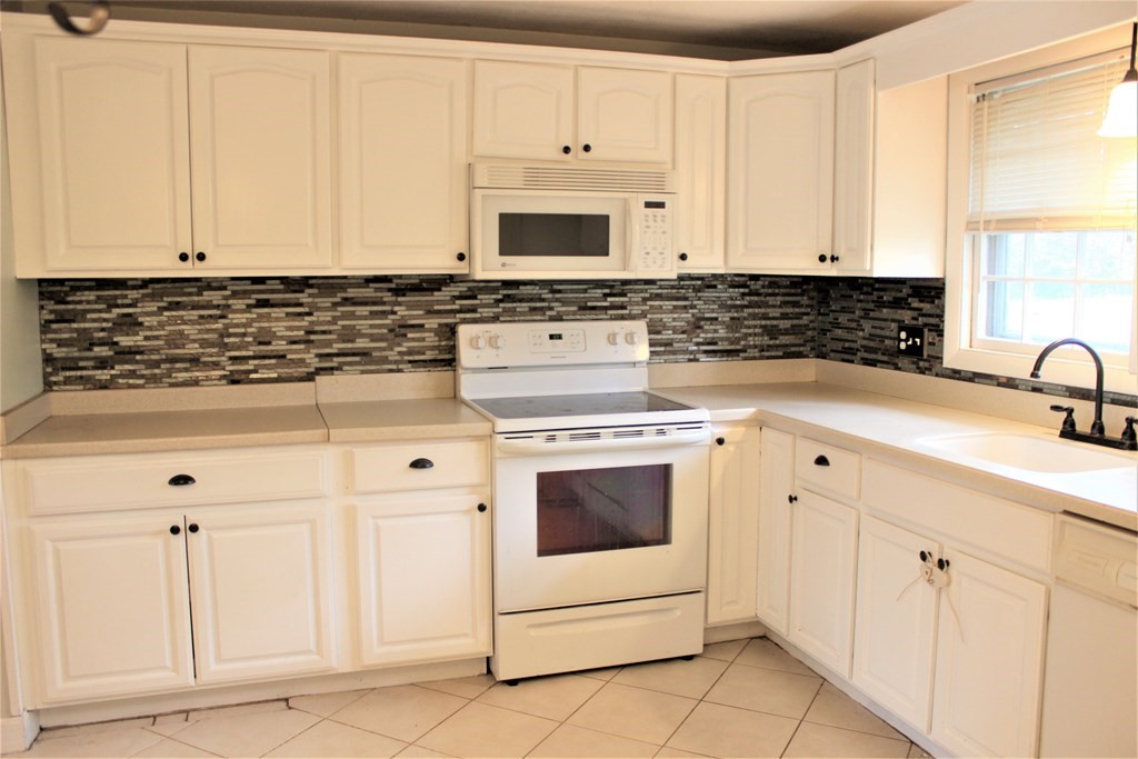 227 Maureen Road Bellingham, MA 02019 - Photo 3 of 20 Gallery Image 3