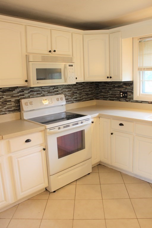227 Maureen Road Bellingham, MA 02019 - Photo 4 of 20 Gallery Image 4