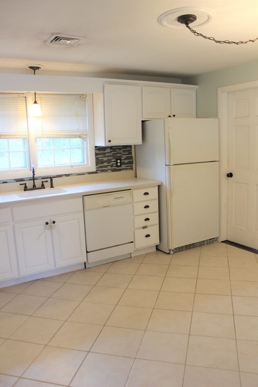 227 Maureen Road Bellingham, MA 02019 - Photo 5 of 20 Gallery Image 5