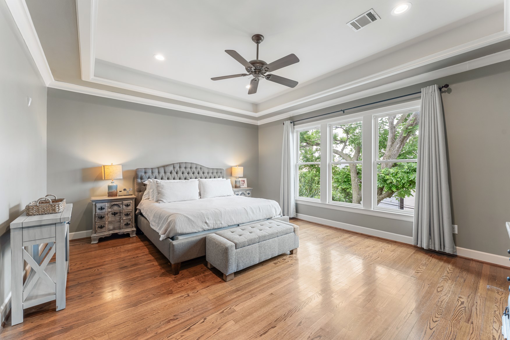 836 East 24th Street Houston, TX 77009 - Photo 18 of 40 Large primary with great natural light