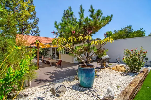 a view of a backyard