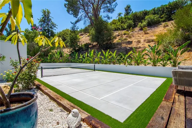 a view of an outdoor space