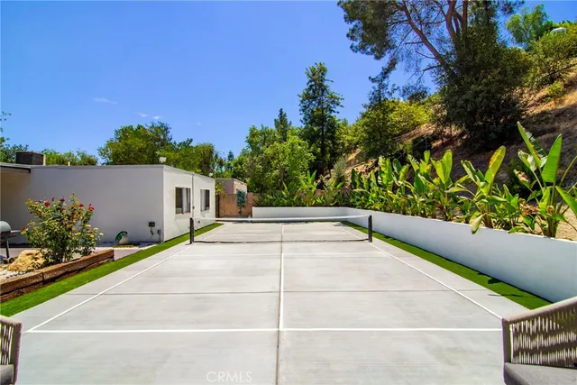 a view of a backyard