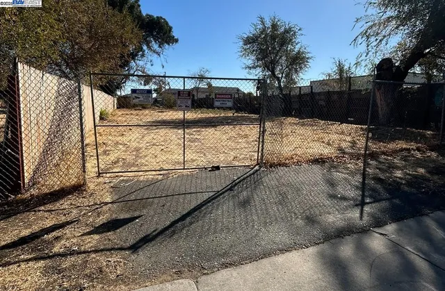 a view of a backyard of the house