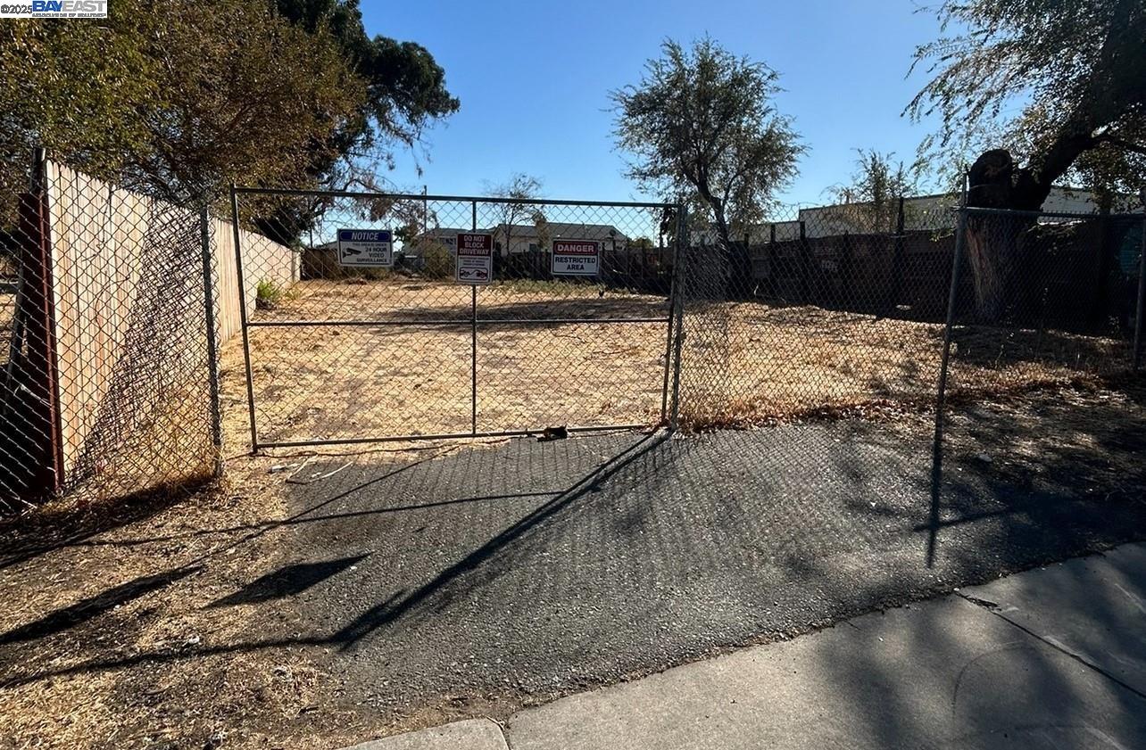 64 North Bella Monte Avenue, Unit 8 Bay Point, CA 94565 - Photo 5 of 5 a view of a backyard of the house