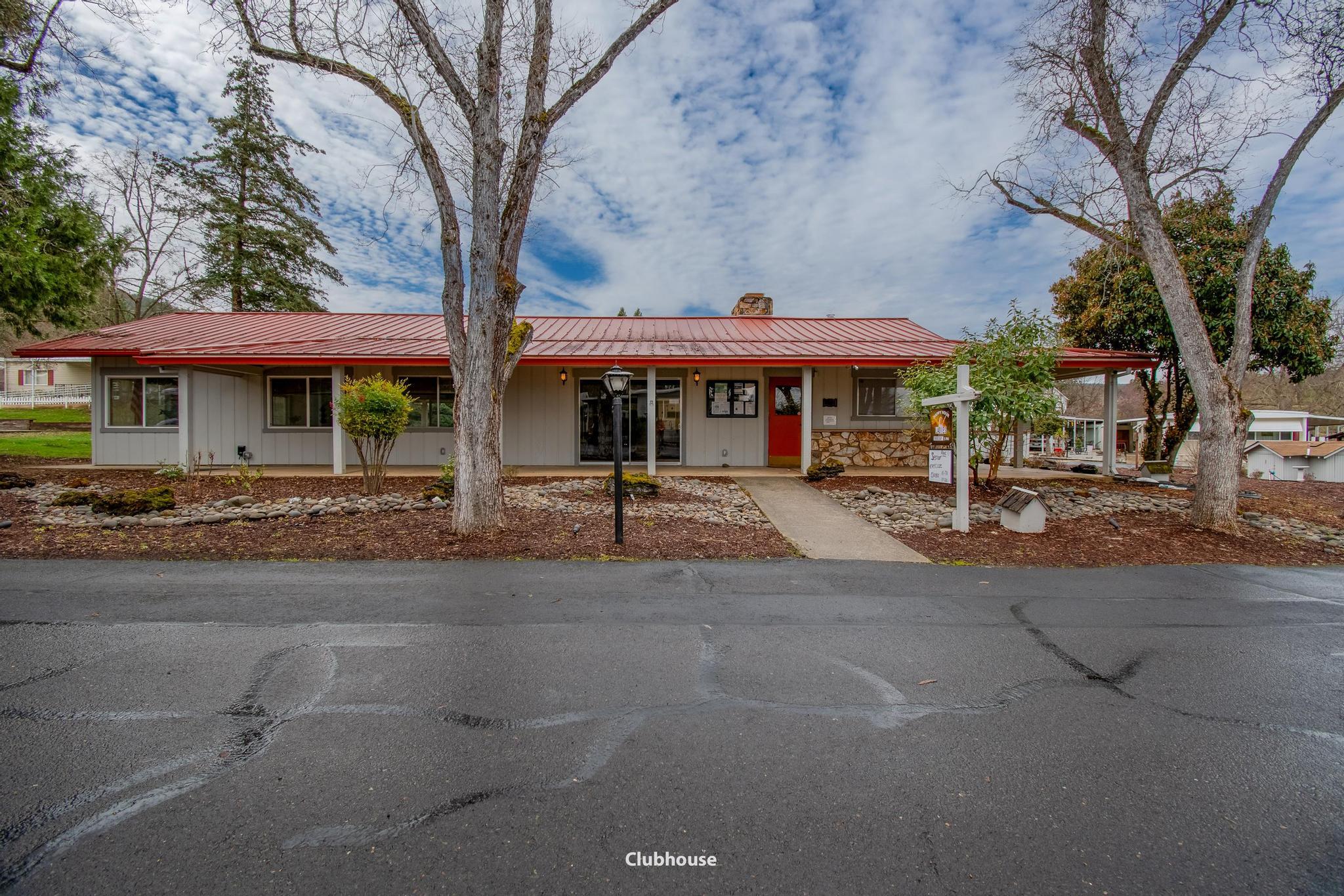 3955 South Stage Road, Unit 72 Medford, OR 97501 - Photo 25 of 28 Clubhouse