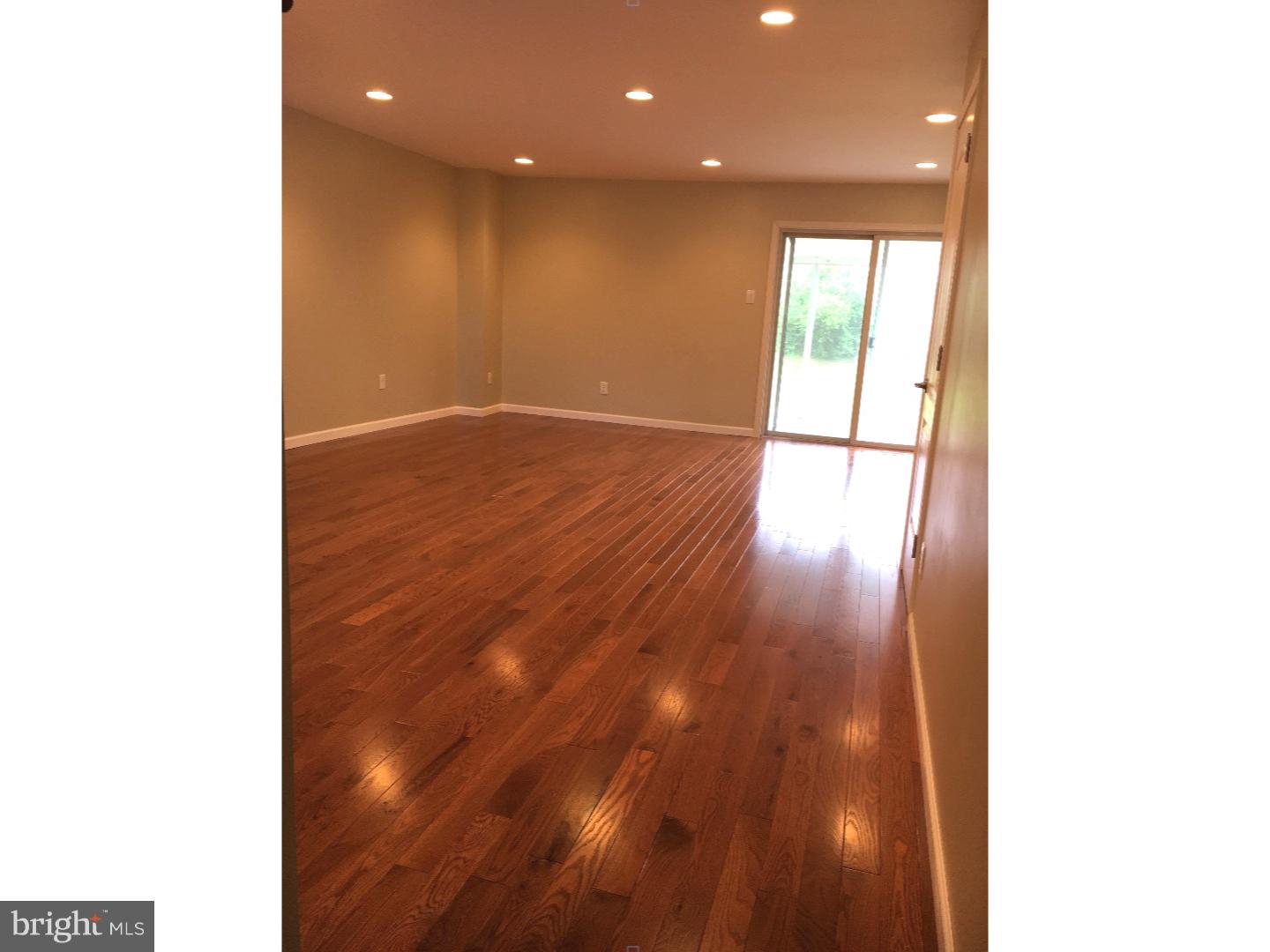 4133 Farmdale Road Philadelphia, PA 19154 - Photo 3 of 25 Living Room