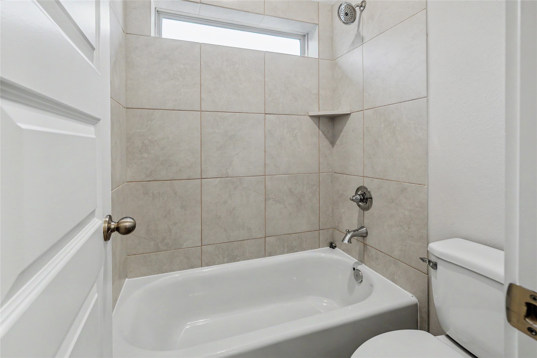 6423 Bolinas Court Rosharon, TX 77583 - Photo 14 of 39 a white bath tub sitting next to a toilet