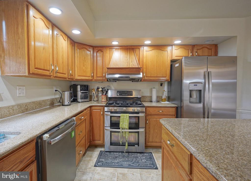 2 Gaskill Road Mount Laurel, NJ 08054 - Photo 13 of 39 Kitchen with exhaust vent hood
