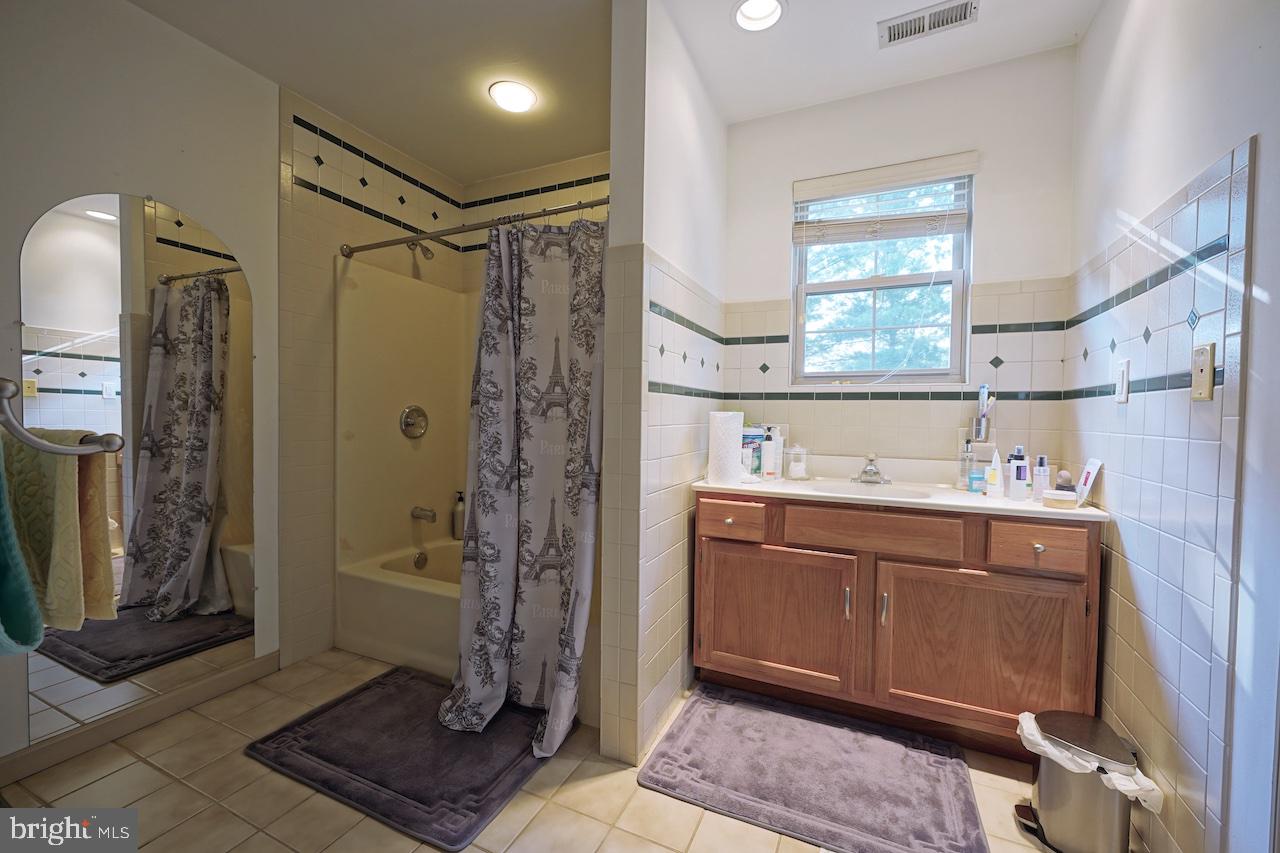 2 Gaskill Road Mount Laurel, NJ 08054 - Photo 28 of 39 Upstairs second full bath with jack and Jill doors
