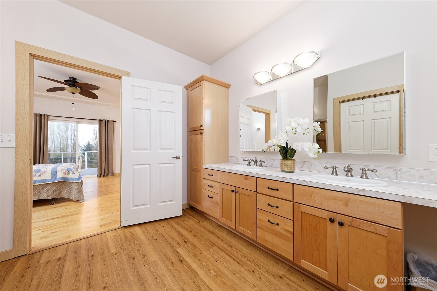 20 East Case View Place Shelton, WA 98584 - Photo 20 of 40 a spacious bathroom with double vanity and a mirror