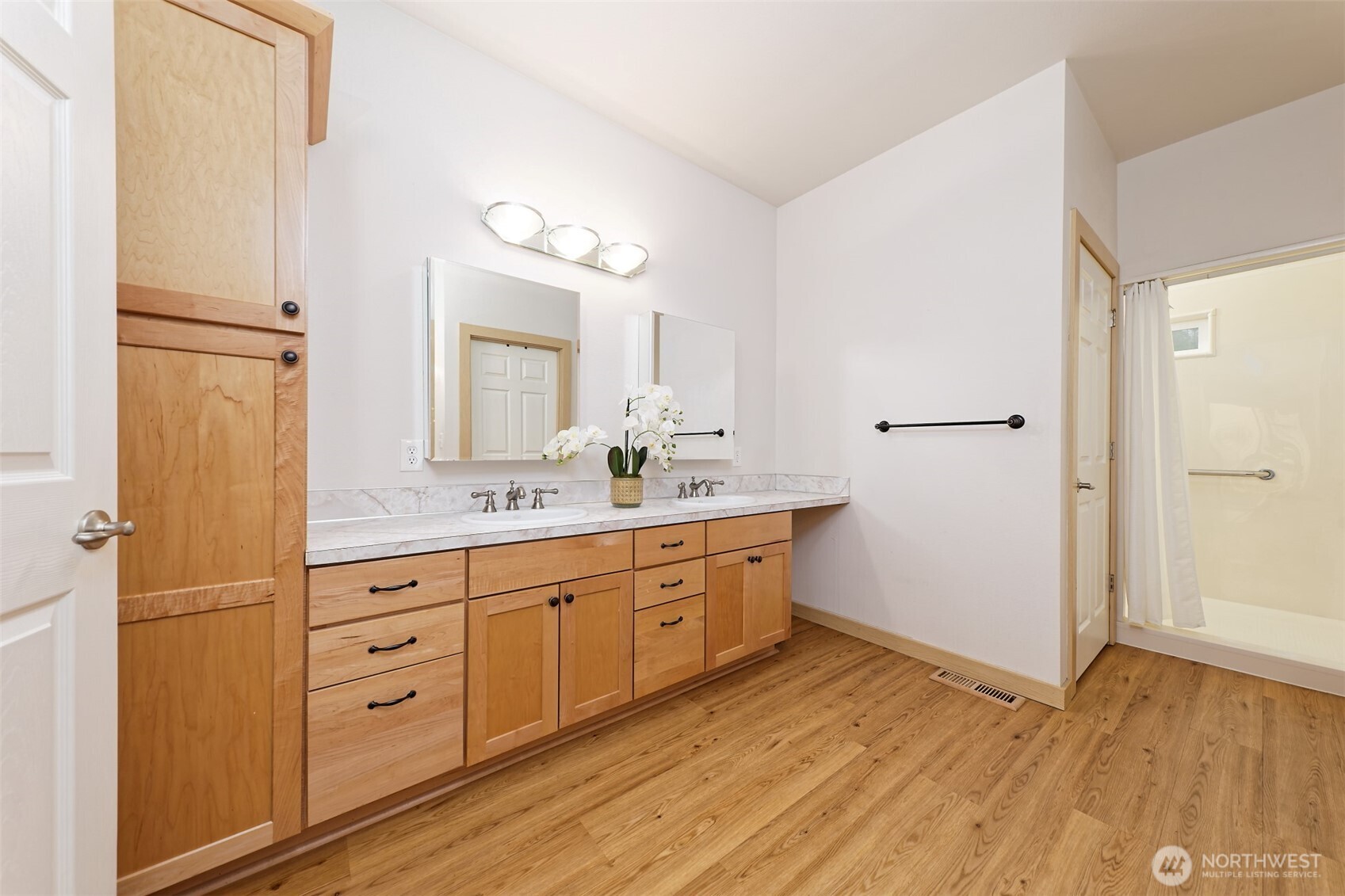 20 East Case View Place Shelton, WA 98584 - Photo 22 of 40 a bathroom with a sink and a mirror