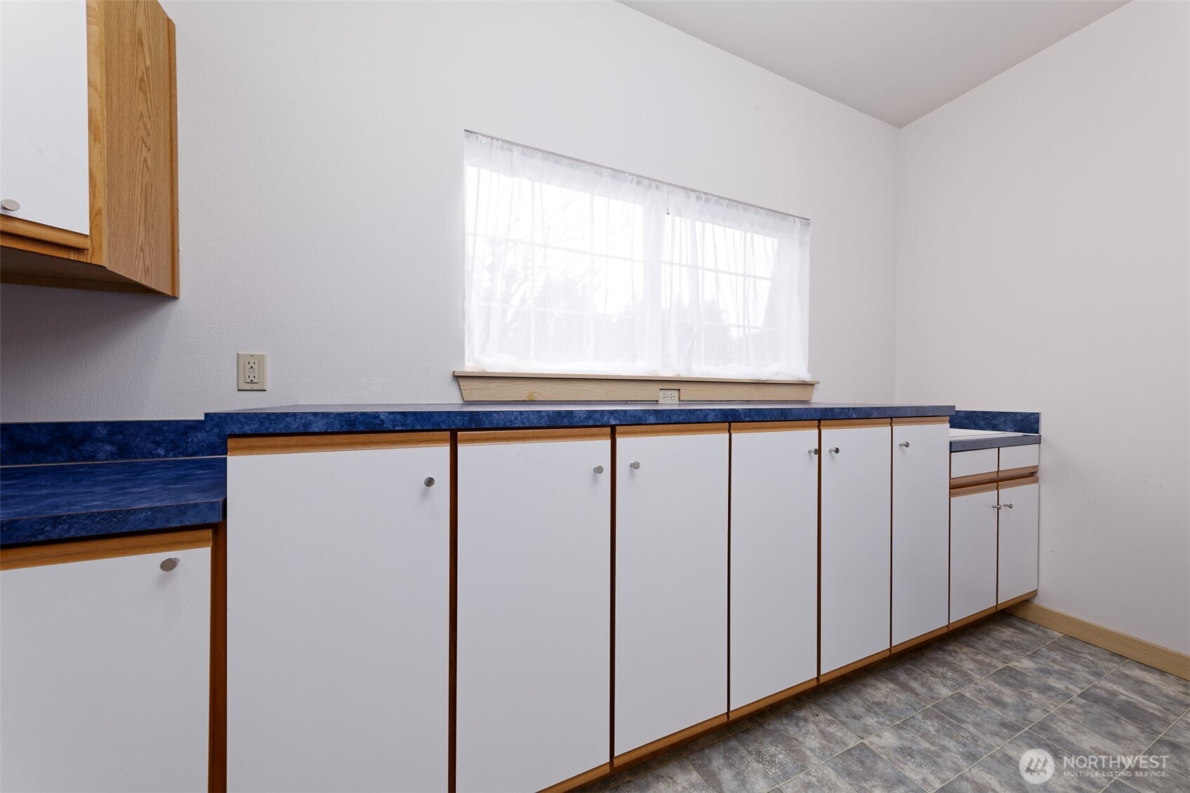 20 East Case View Place Shelton, WA 98584 - Photo 25 of 40 a view of a microwave and a window