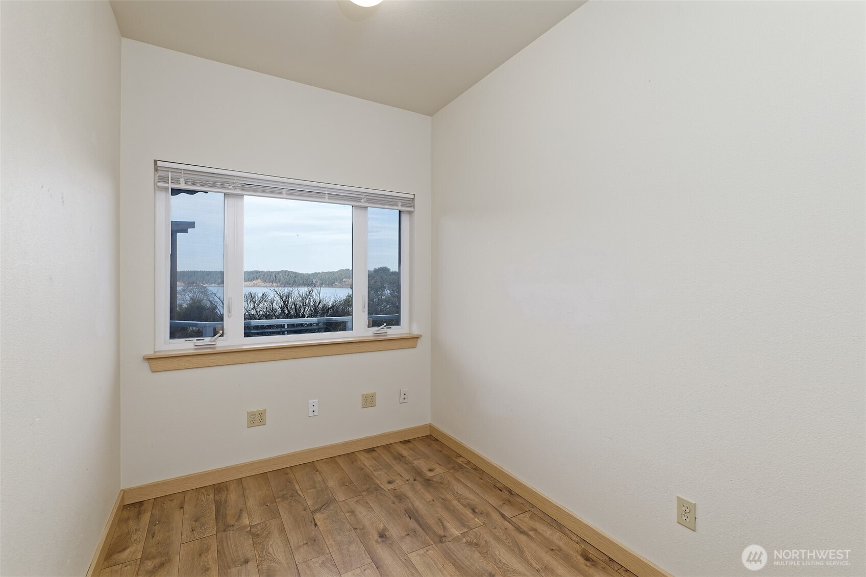 20 East Case View Place Shelton, WA 98584 - Photo 26 of 40 an empty room with a window