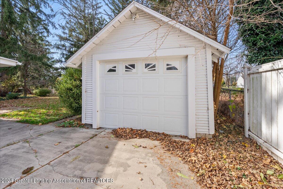 733 Bretton Road Lansing, MI 48917 - Photo 34 of 39 20-Media Jett - 07