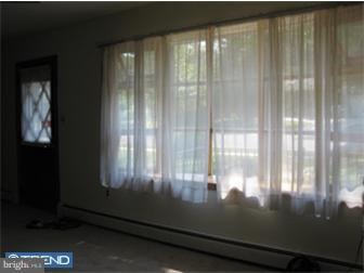 415 Chestnut Street Delran, NJ 08075 - Photo 5 of 11 Living Room