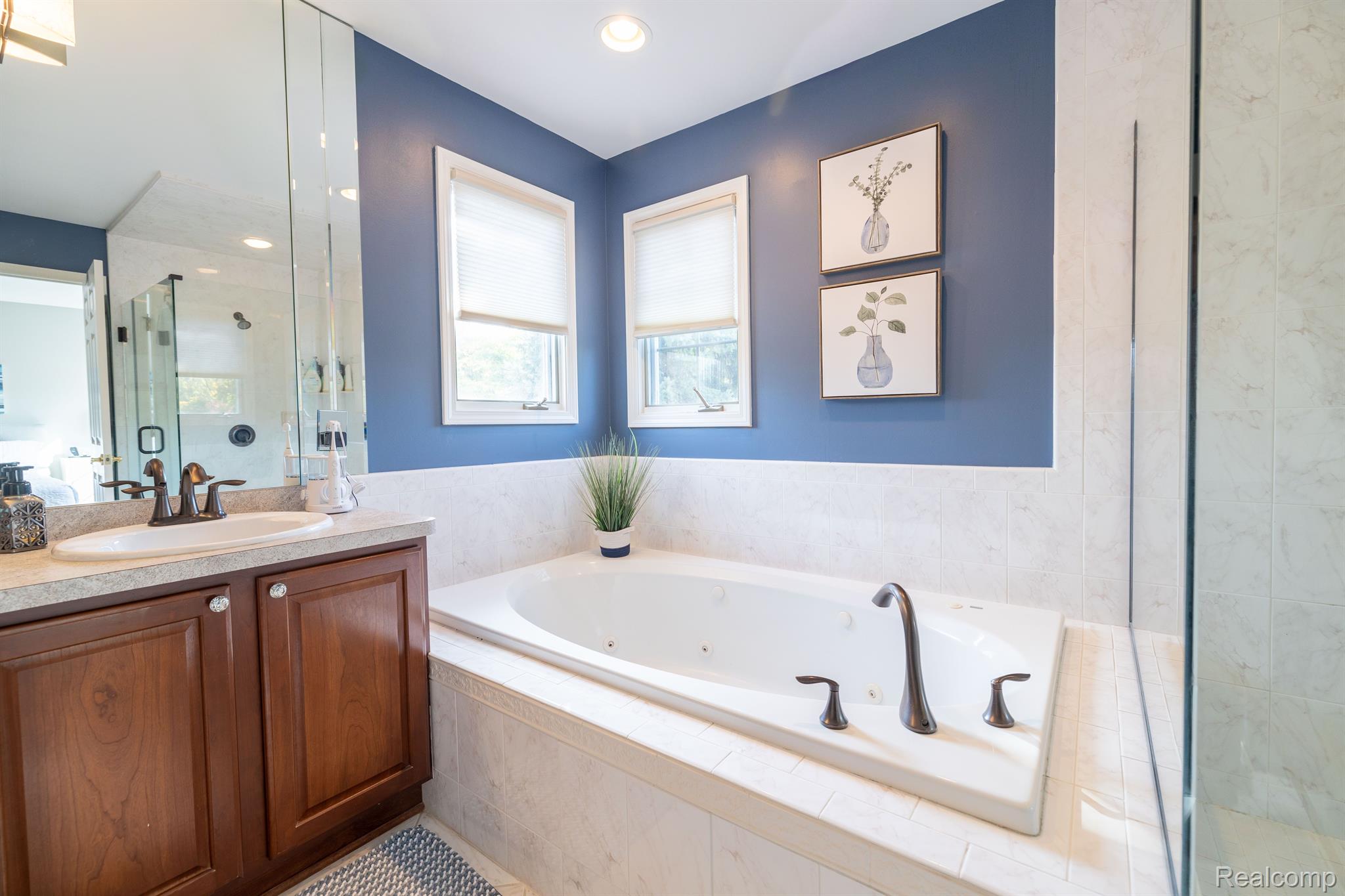 8464 Lake Road Grosse Ile, MI 48138 - Photo 25 of 44 Whirlpool tub