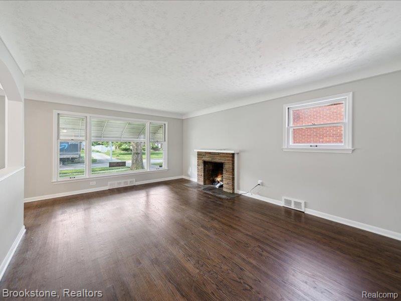 2198 Hawthorne Road Grosse Pointe Woods, MI 48236 - Photo 4 of 14