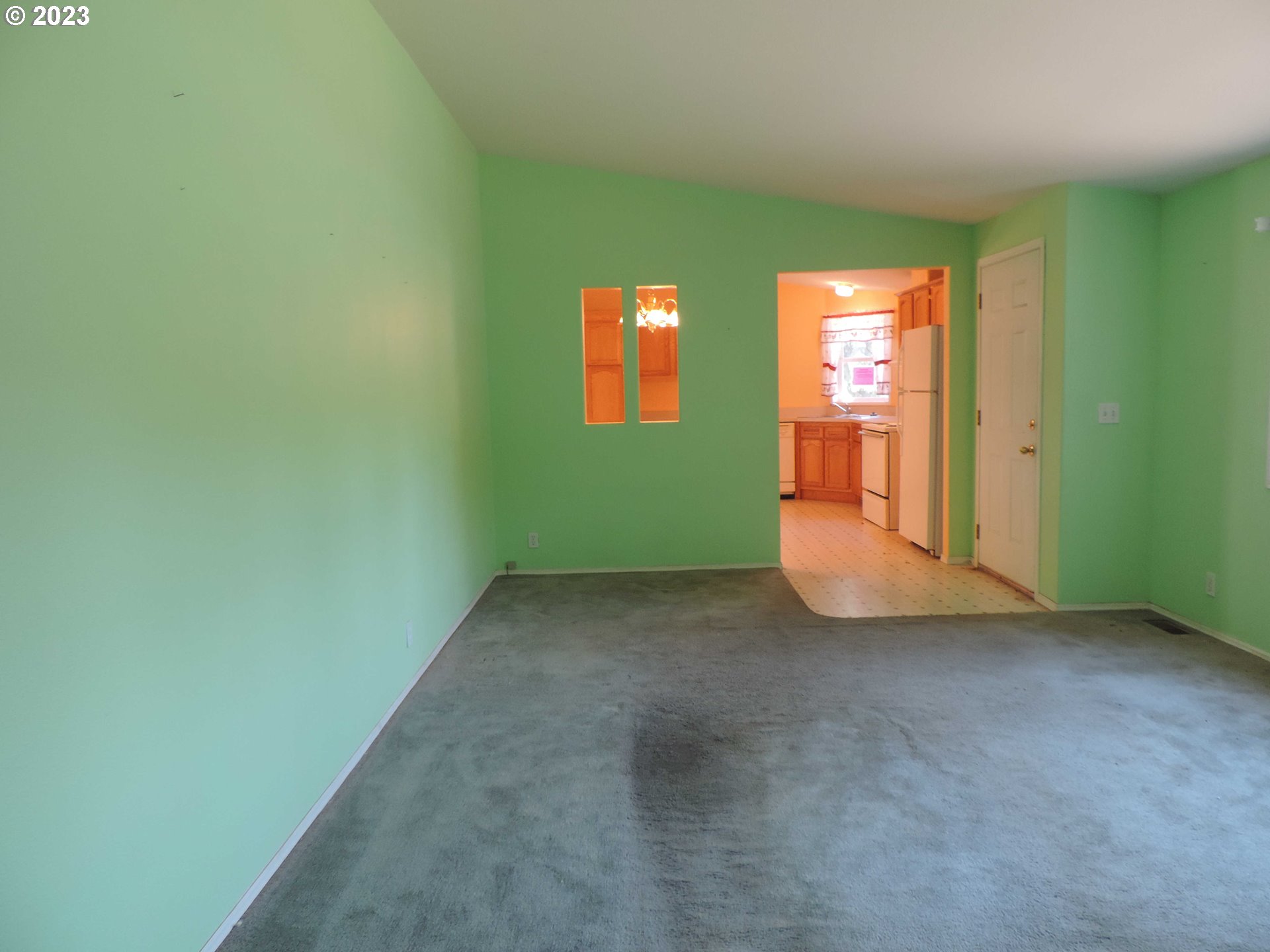 460 Main Street Dufur, OR 97021 - Photo 12 of 29 Living Room/Entrance