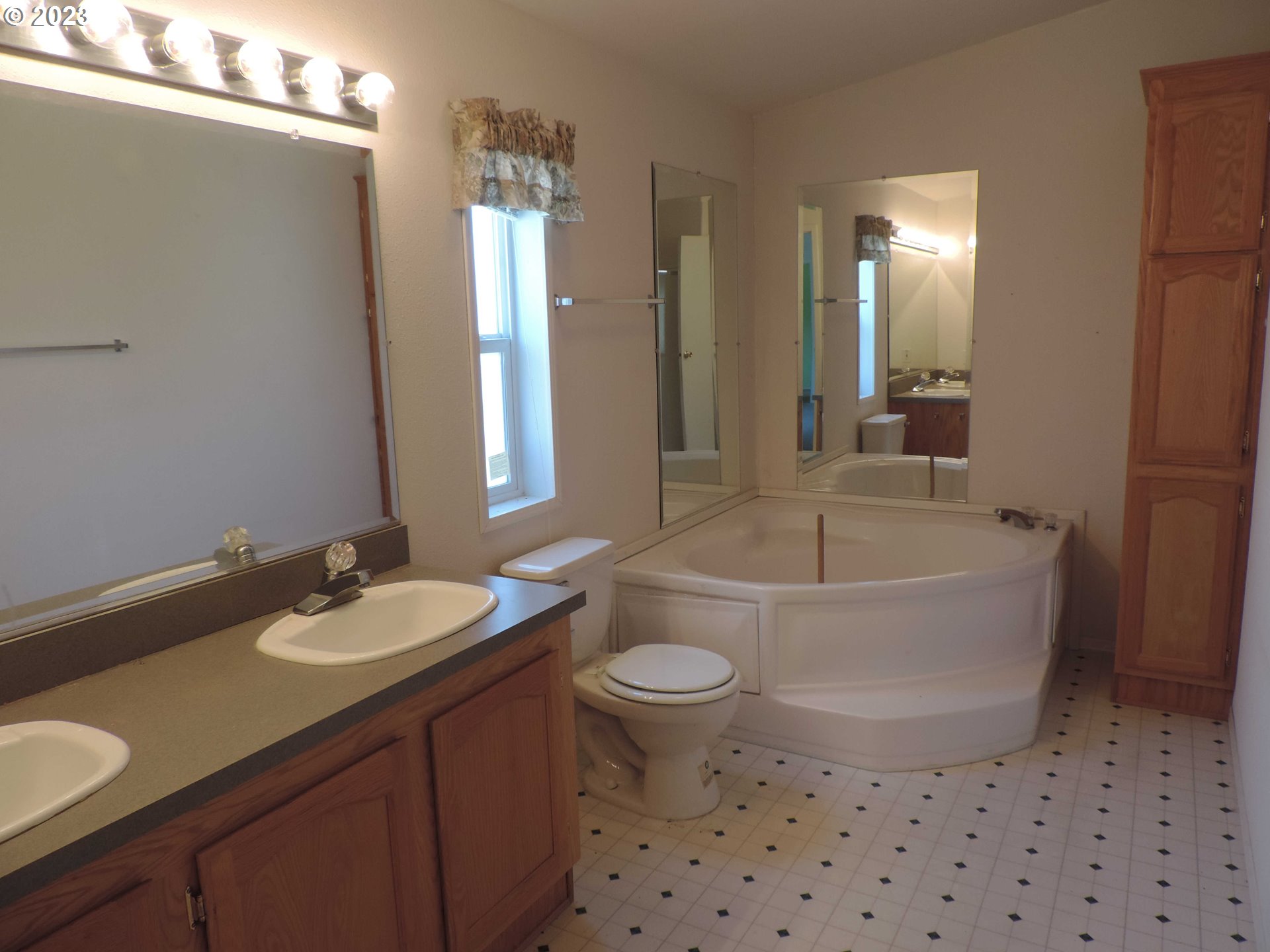 460 Main Street Dufur, OR 97021 - Photo 22 of 29 Owner's Suite Bathroom