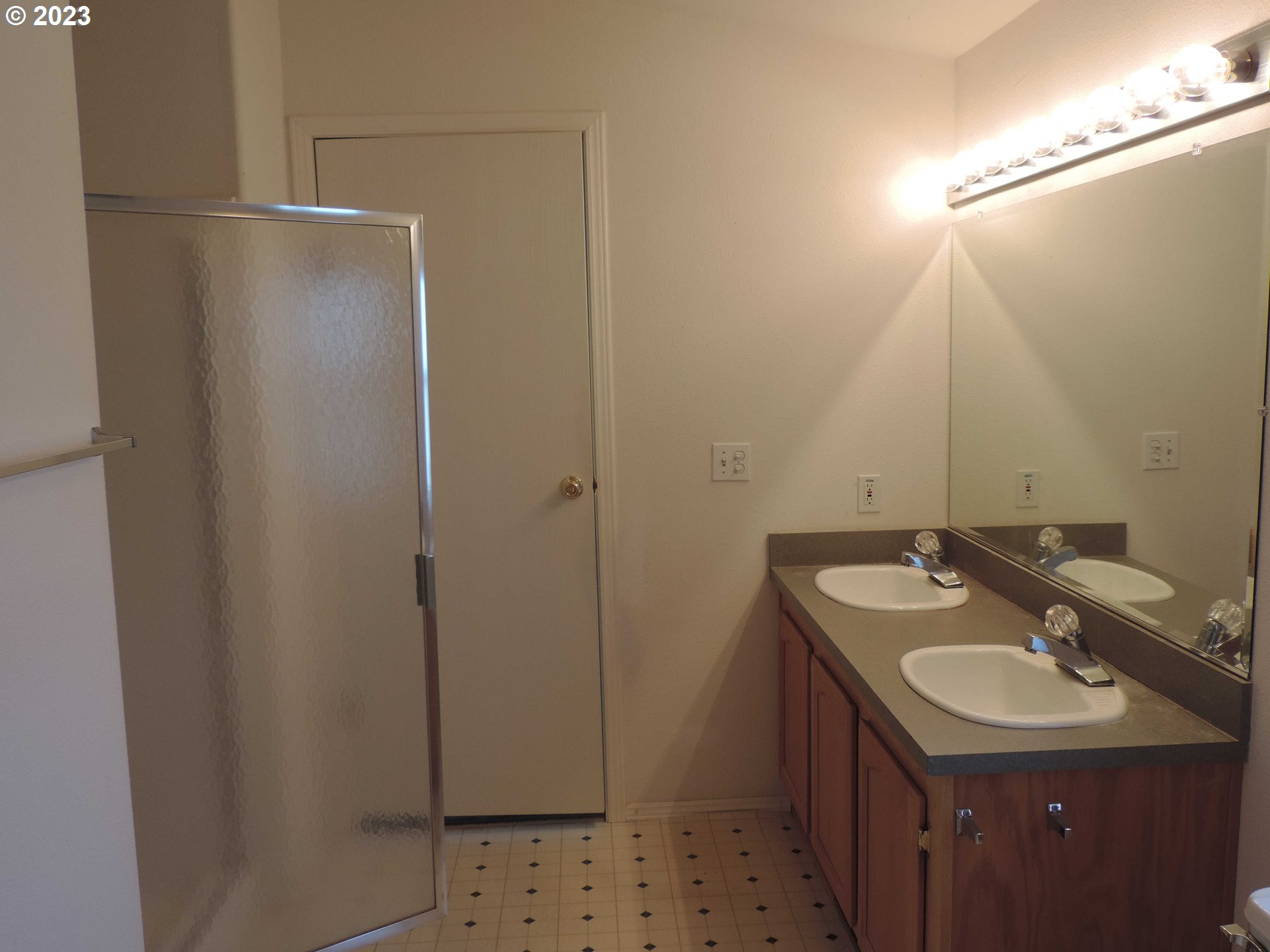 460 Main Street Dufur, OR 97021 - Photo 23 of 29 Owner's Suite Bathroom