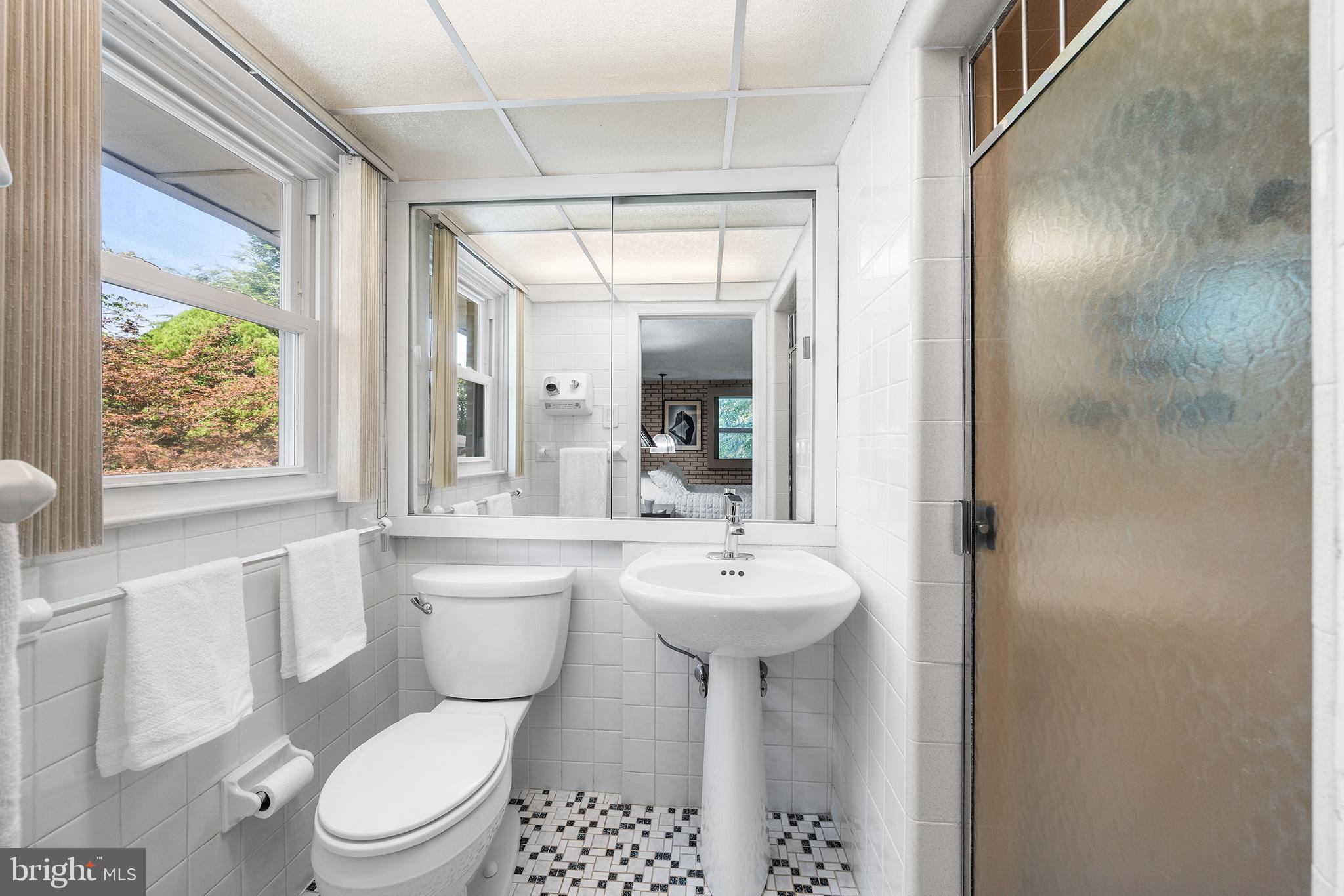 403 Meadow Lane Wallingford, PA 19086 - Photo 25 of 38 Primary Bath
