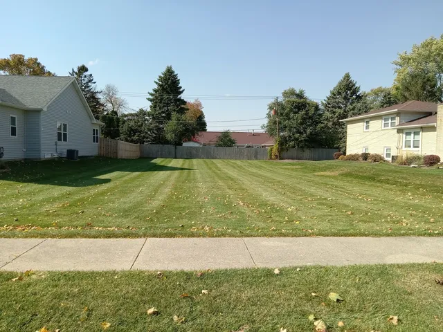 a view of a backyard